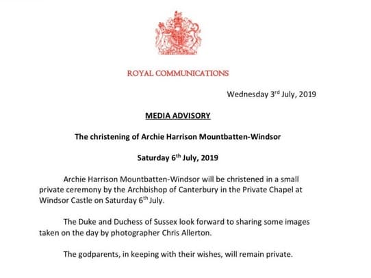 Incluso, el 3 de julio, el palacio de Buckingham mandó un comunicado a los medios de comunicación reiterando que el nombre de los padrinos se reservaría: "El duque y la duquesa de Sussex esperan compartir algunas imágenes tomadas ese día por el fotógrafo Chris Allerton. 
<b><a href="https://www.univision.com/famosos/esta-es-la-razon-por-la-que-harry-y-meghan-decidieron-mantener-en-secreto-a-los-padrinos-de-archie-fotos" target="_blank">(La identidad de) los padrinos, siguiendo sus deseos, se mantendrán privados</a></b>".