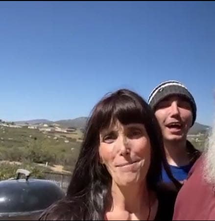 En 2020, Alberto Vázquez también reconoció como hija a Claudia McKinney, tras más de 50 años de haberla procreado.