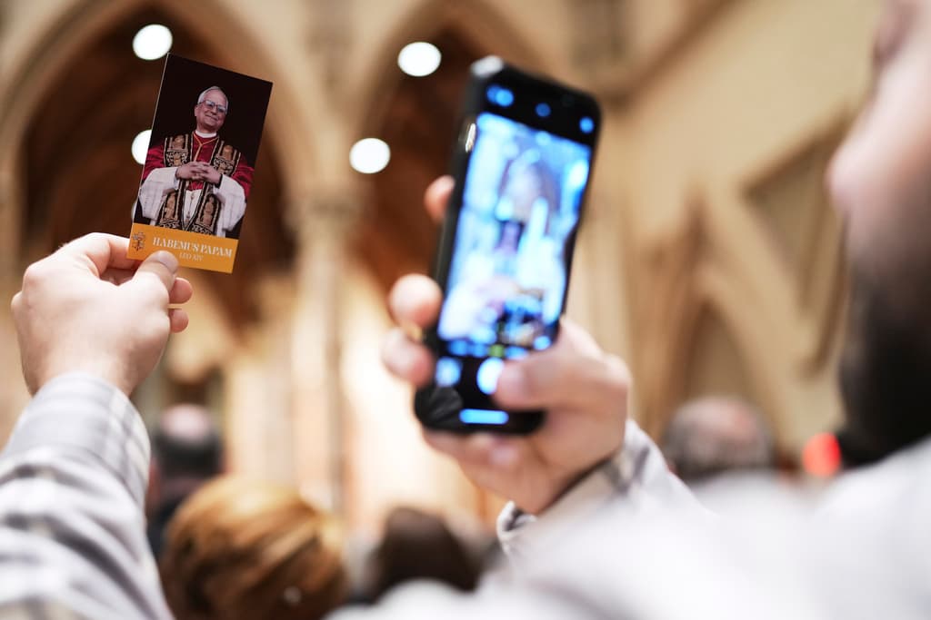 Otro feligrés tomó una foto en la catedral del Santo Nombre de Chicago, con 'Una oración de agradecimiento por la elección del Papa León XIV', compartida antes del inicio de la misa.