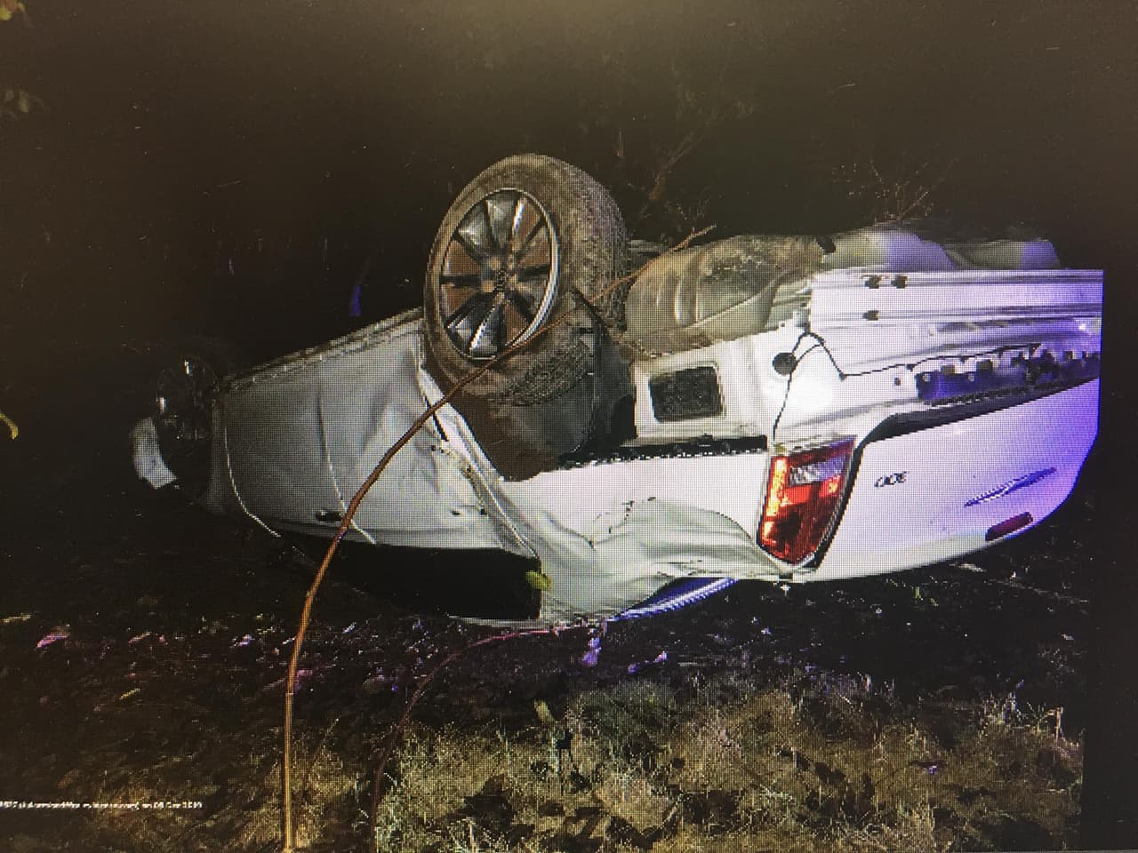 Dos menores de 13 años roban un automóvil y terminan estrellados contra un poste de energía