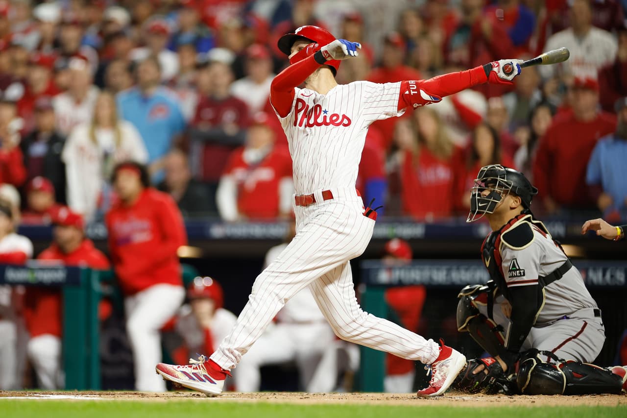 8:20 p.m. -- Trea Turner conecta un jonrón solitario. Los Phillies lideran 1-0.