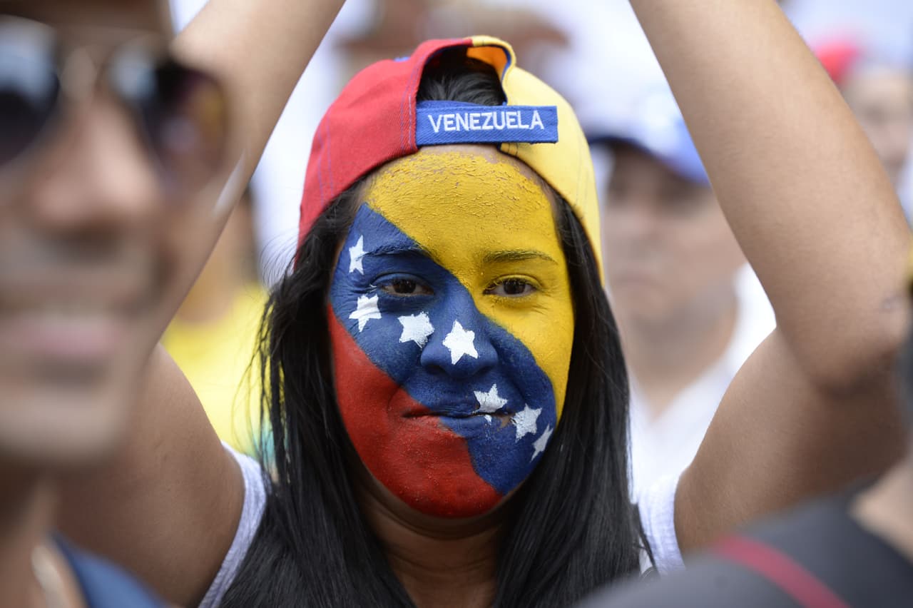 Una activista con los colores de la bandera en su rostro, en la masiva concentración de venezolanos.