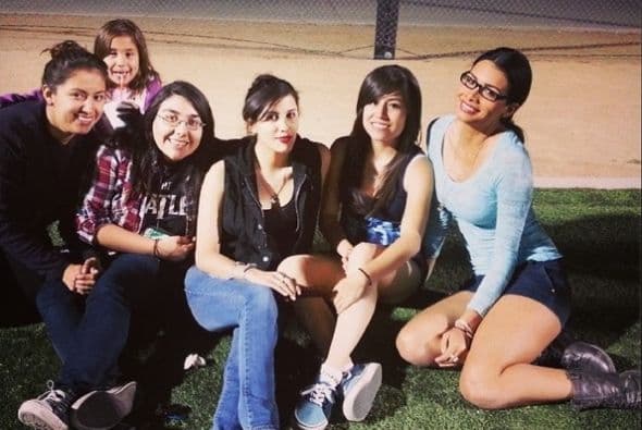 Pero también se da el lujo de vestirse cómoda y jugar un poco con sus amigas.