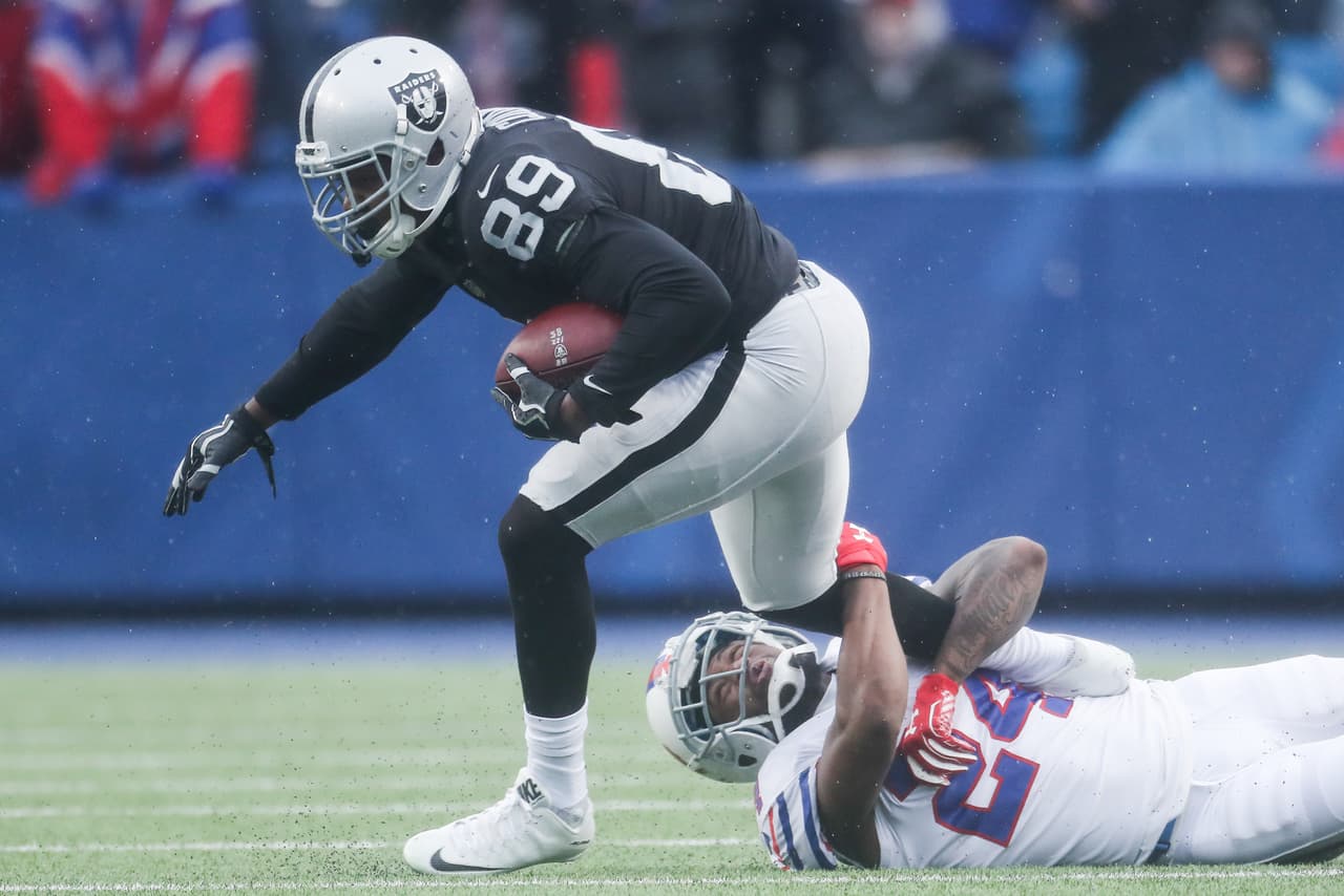 Amari Cooper: 462 yardas en 38 recepciones le dan un promedio de 12.2 yardas por pase completo. Sin duda un gran peligro para las defensivas rivales.