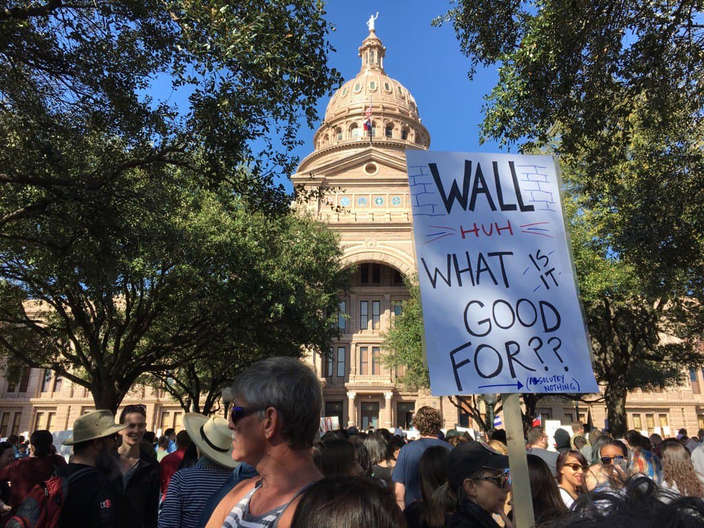 Mensaje: “Muro, ¿eh? ¿Para qué es bueno? ¡Para absolutamente nada!”
<br>