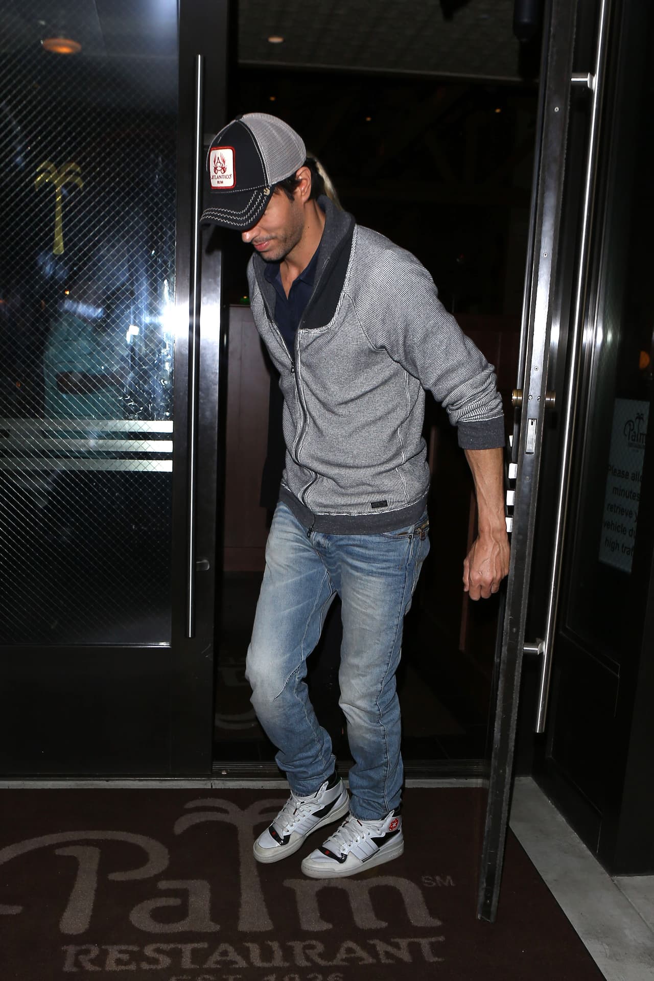 Mientras tanto, Enrique hizo hasta lo imposible por proteger a su linda chica...