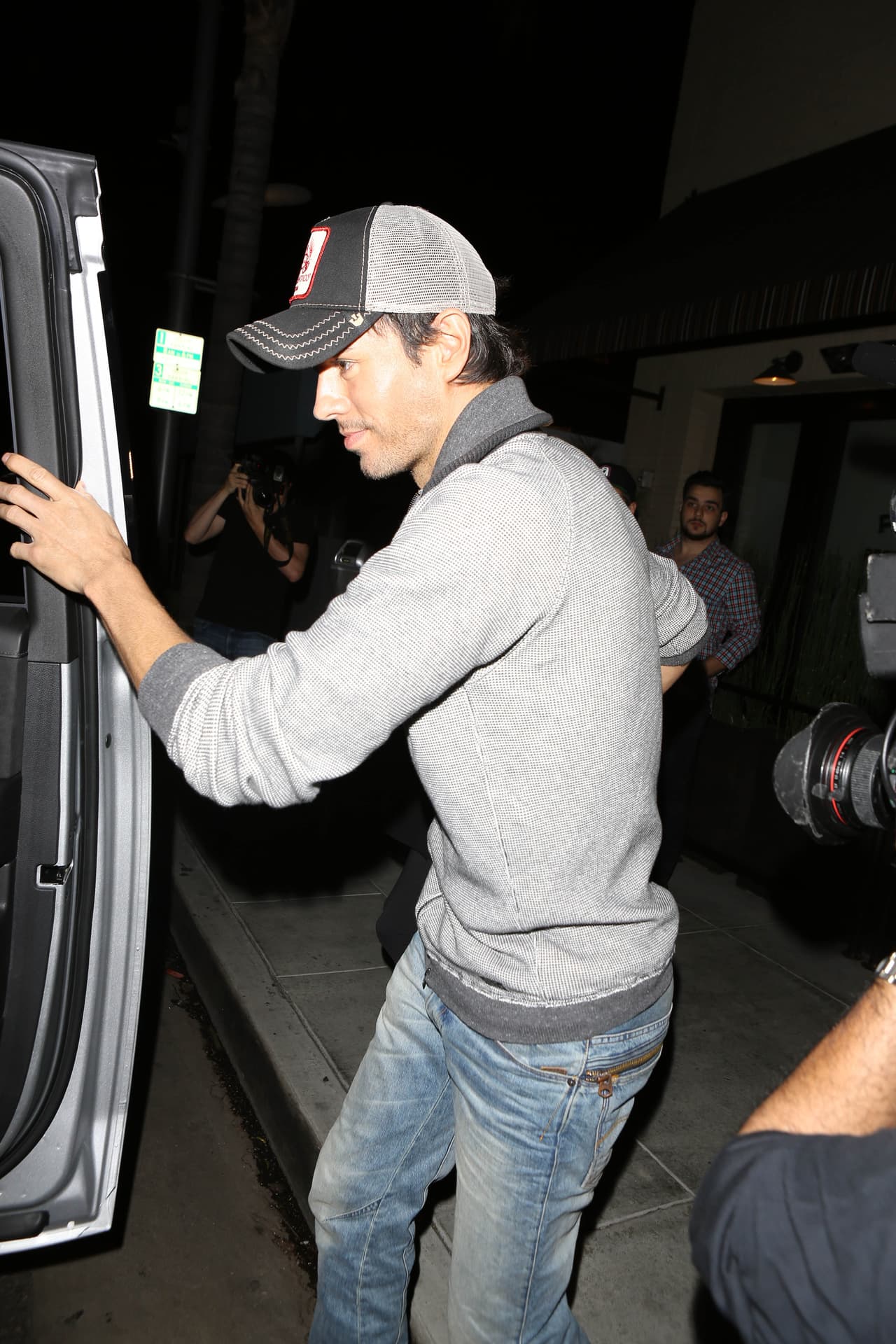 Luego el galán se mostró un tanto indiferente, y al final corrió a subir al vehículo.