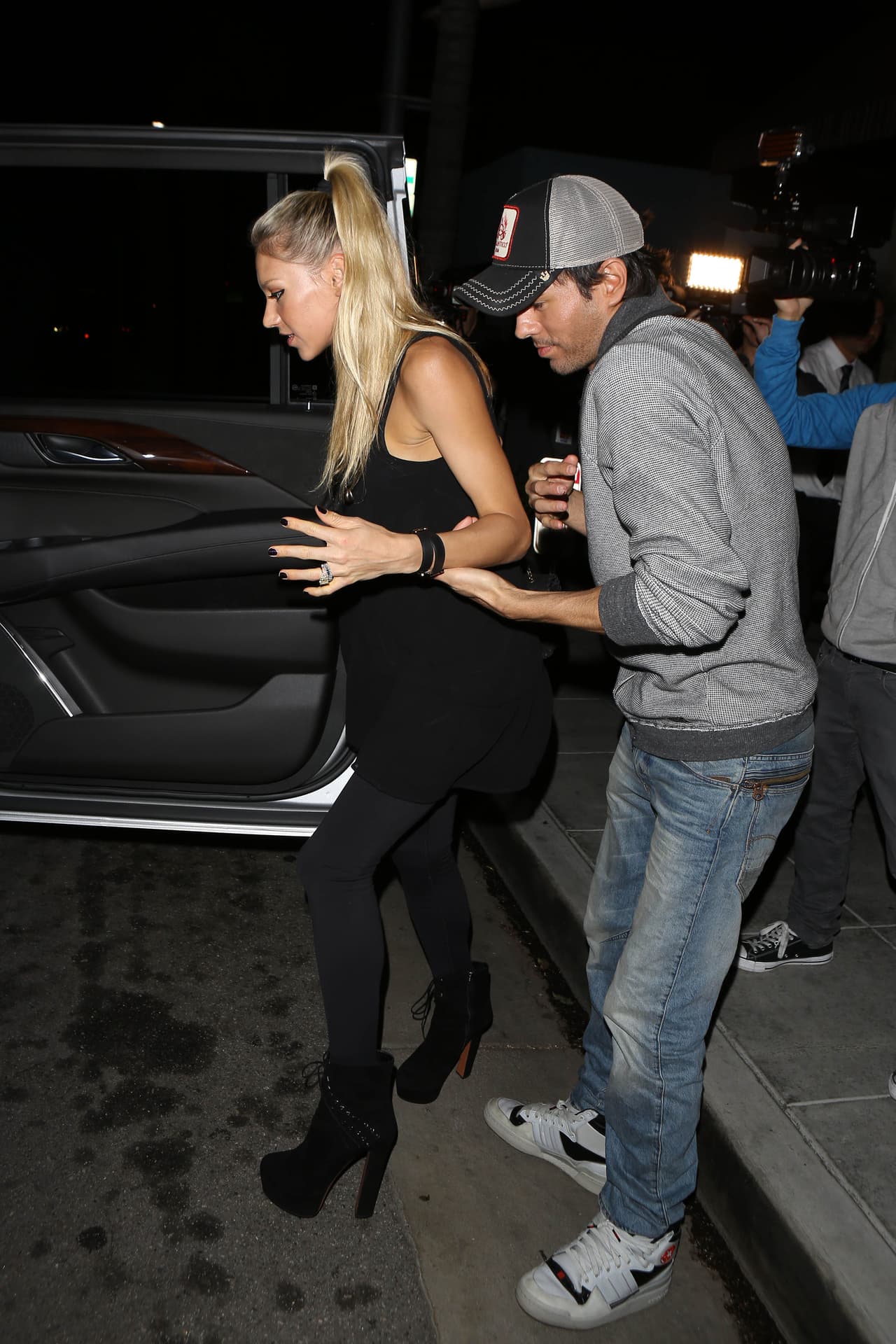 Con esos tacones se le dificultaba caminar rápido.