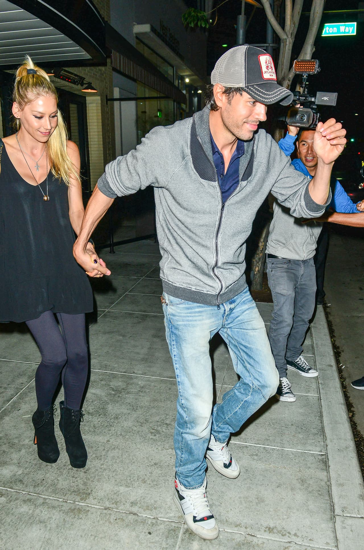 El español trató de correr para esconderse de la lente, pero nada impidió que lo captaran de esta manera.