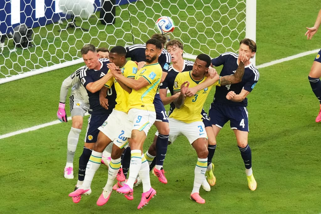 El brasileño Matheus Cunha cabecea el balón