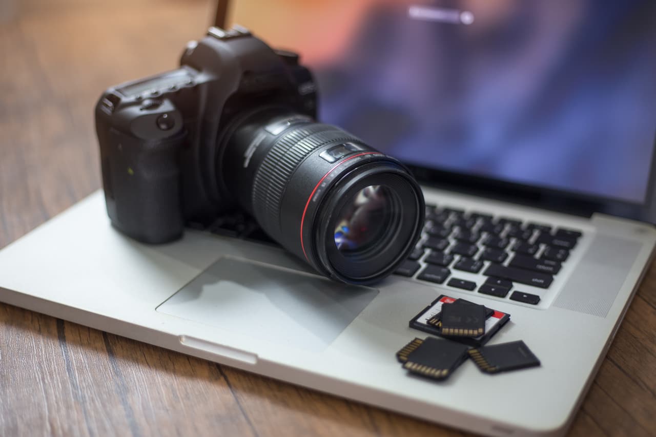 Dos cámaras fotográficos o videocámaras, material fotográfico, tres equipos portátiles de telefonía celular o dispositivos GPS; una agenda electrónica; un equipo de cómputo portátil que puede ser laptop o tablet; una copiadora o impresora portátil y sus respectivos accesorios.