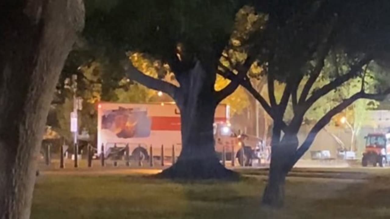 Conductor estrelló su camión contra las barreras de seguridad cercanas a la Casa Blanca; llevaba una bandera nazi