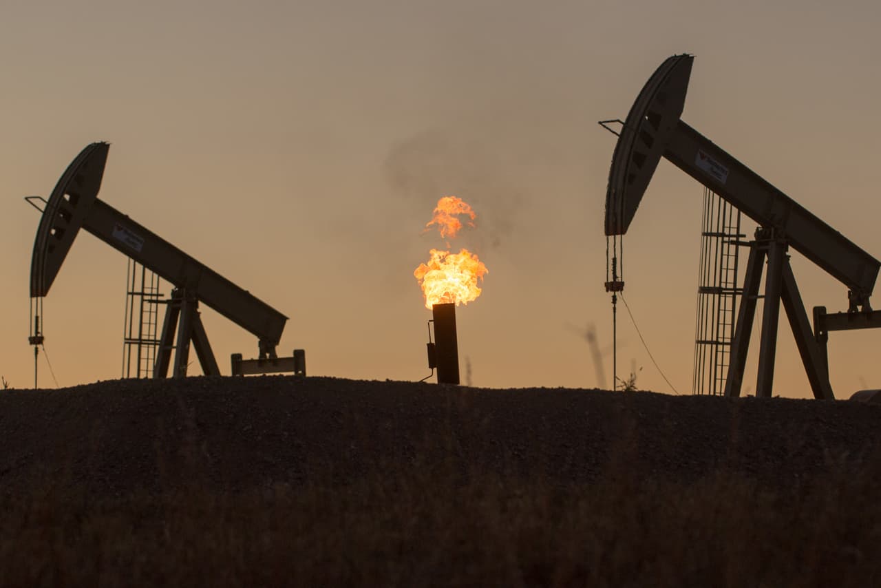 <b>En Estados Unidos. </b>La quema de gas natural en Dakota del Norte. Solo en este estado se desperdicia casi un millón de dólares cada día en este proceso rutinario de las perforaciones petroleras.