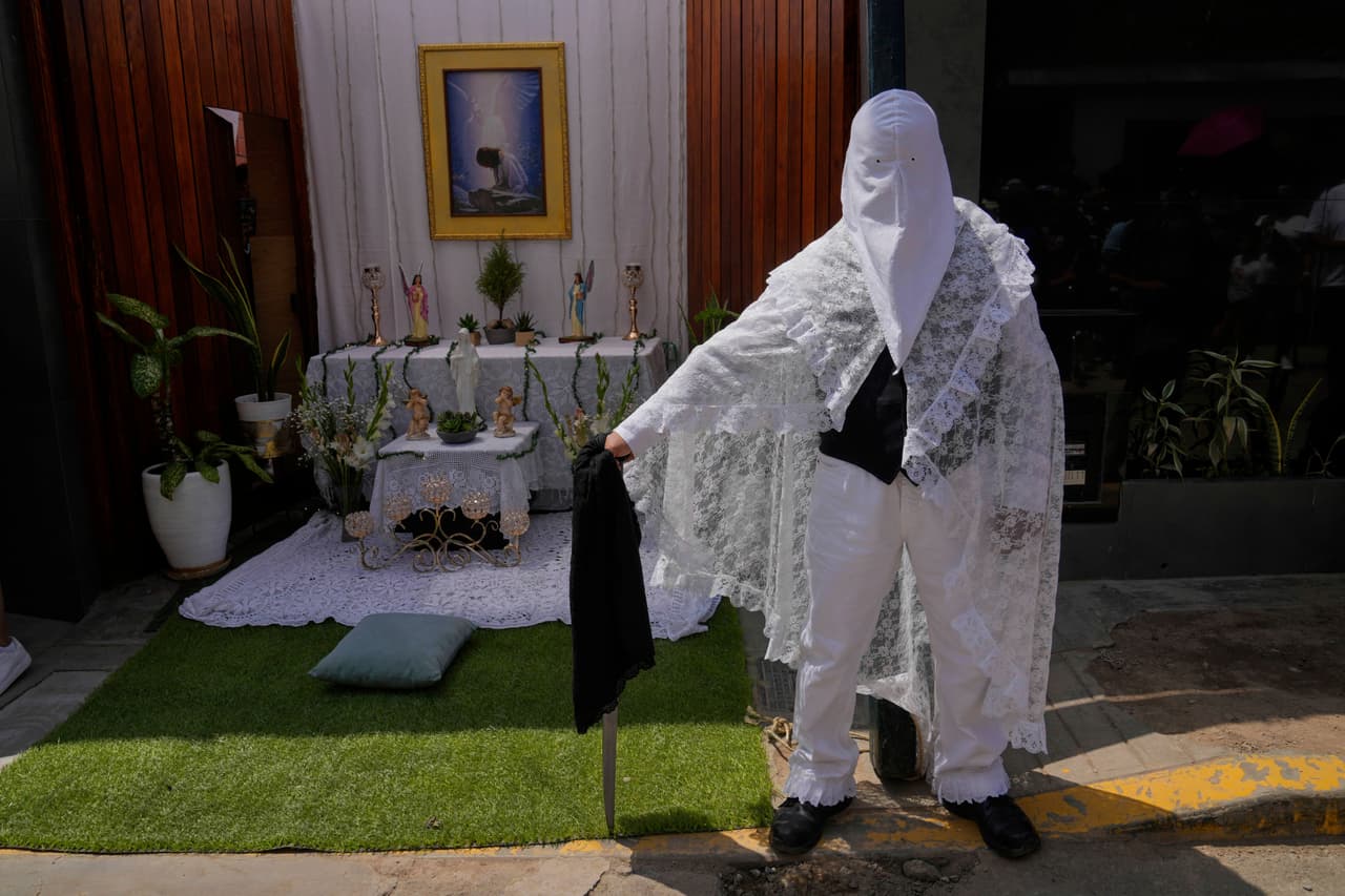 Un miembro de una hermandad participa en la recreación del Vía Crucis en Pachacámac, Perú, el Viernes Santo.