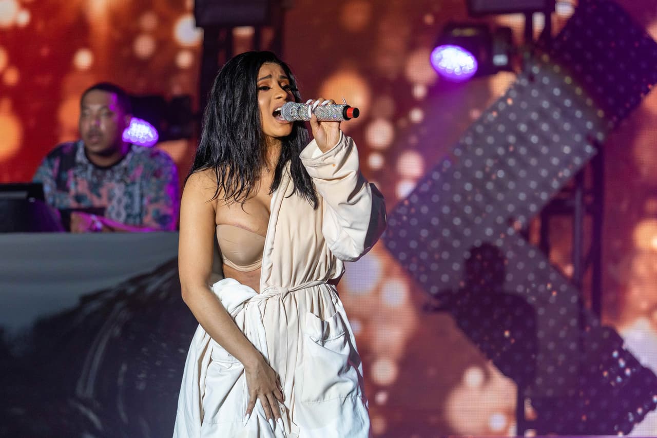 En más de una ocasión, la neoyorquina se desprendió un poco de la bata y presumió sus senos al igual que el gran tatuaje que tiene en una de sus piernas.