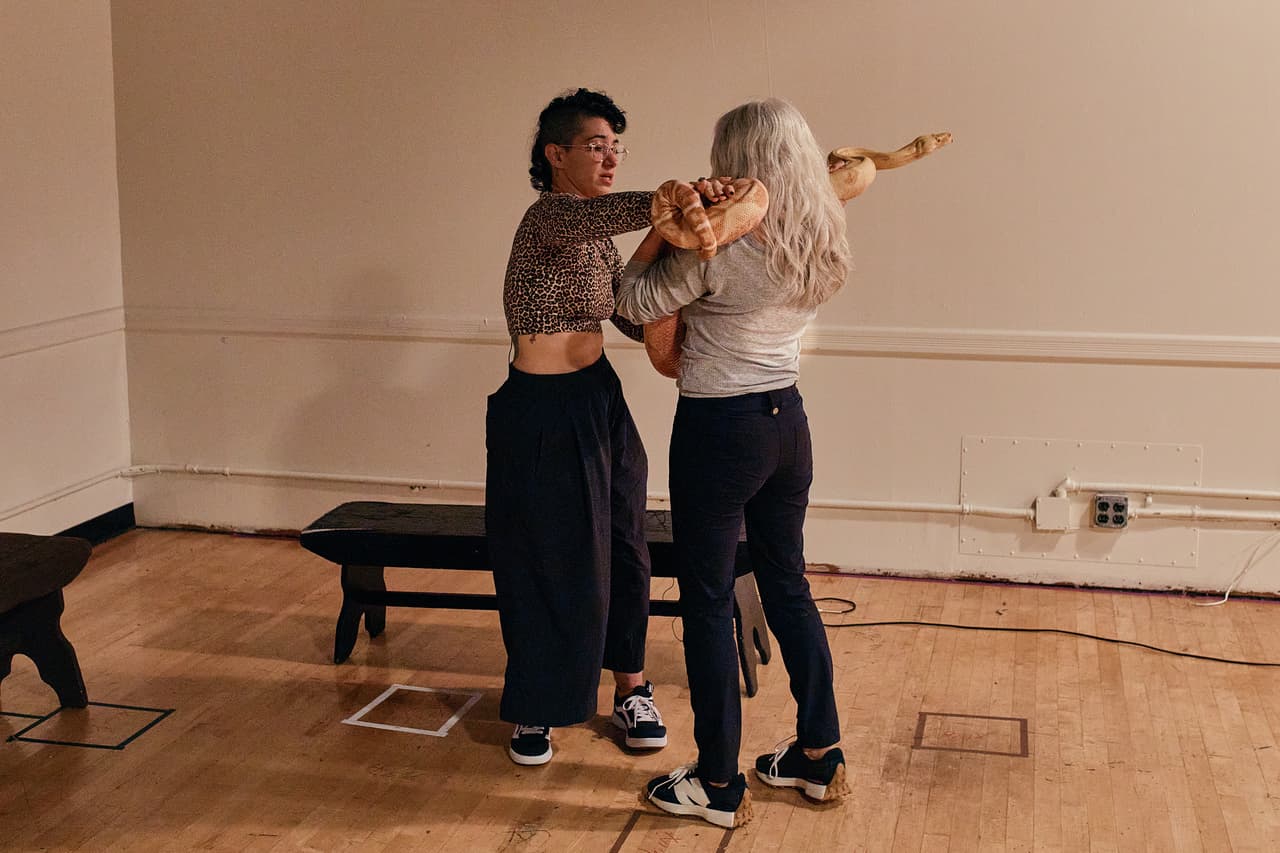 Nancy Novograd llevó las serpientes a la audición mediante su empresa 
<b>All Tame Animals</b>, proveedora de animales para producciones de la Ópera Metropolitana.
