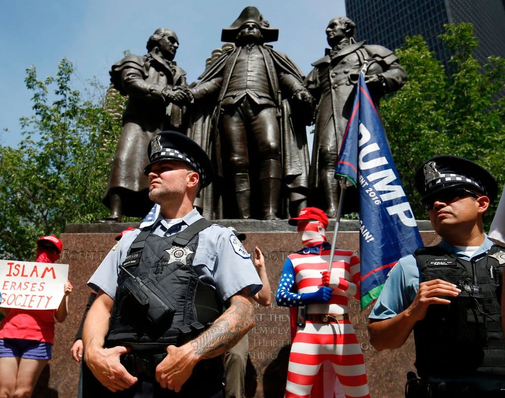 Afuera del edificio Trump en el centro de Chicago, unas 30 personas se manifestaron en contra de la ley islámica y a favor del presidente Donald Trump.