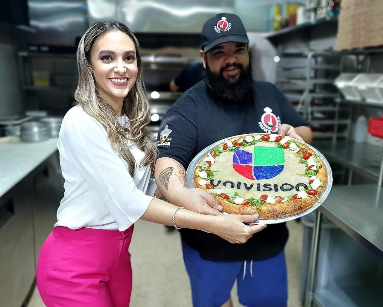 Además de las pizzas con caras de famosos, las creaciones de Rodríguez se caracterizan por su gran tamaño.