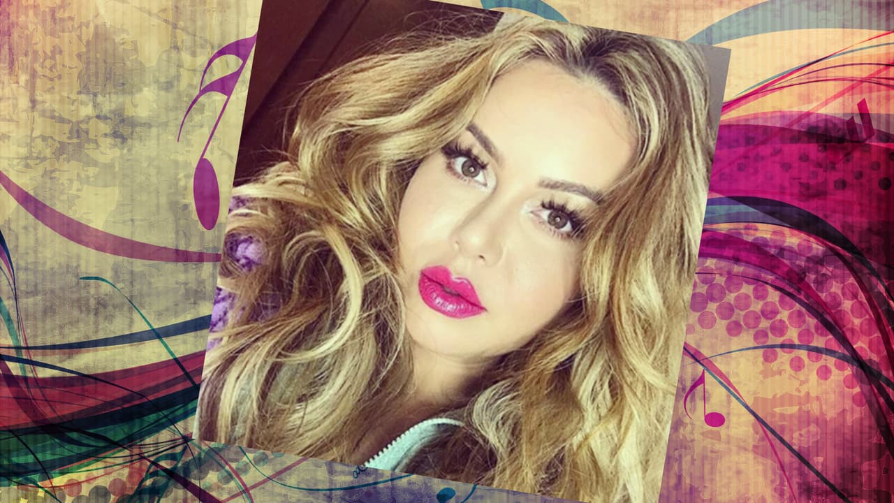 Chiquis siempre sale bien en sus selfies. ¿Y cómo no? La cantante es una mujer hermosa. Con un rostro así, todas queremos hacernos selfies. She's a curvy woman with a lot of sass. Jenni would be so proud!