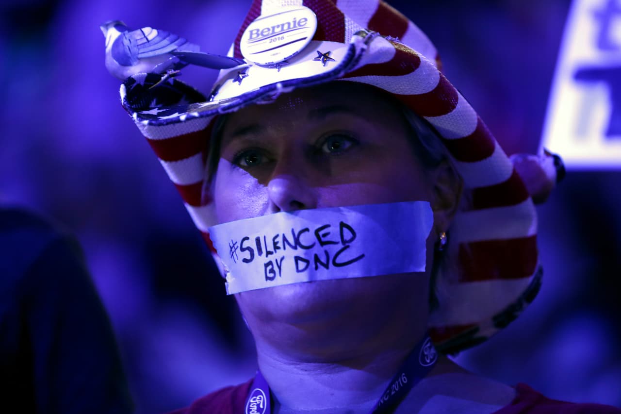 La actitud de los delegados de Sanders fue crítica al partido demócrata por el trato a su candidato. La calma llegó con la participación de Michelle Obama y finalmente con el apoyo de Bernie a Hillary Clinton.