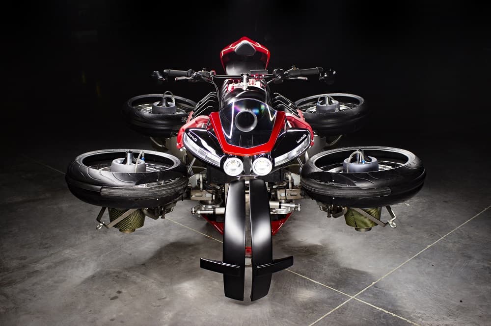 Las ruedas consiguen pasar de una posición vertical a una horizontal, dando a la moto el aspecto de un dron.