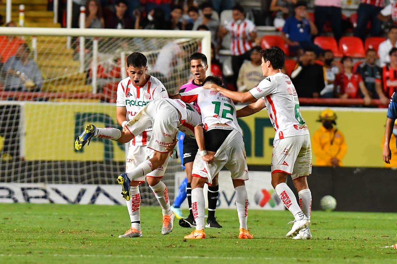 Con goles de Rodrigo Aguirre y Ponchito González, Monterrey vino de atrás para vencer 1-2 al Necaxa y treparse de forma momentánea en la cima del Apertura 2022.