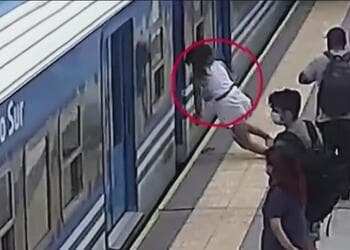 "No entiendo cómo estoy viva": una mujer que cayó a las vías mientras el metro entraba en la estación