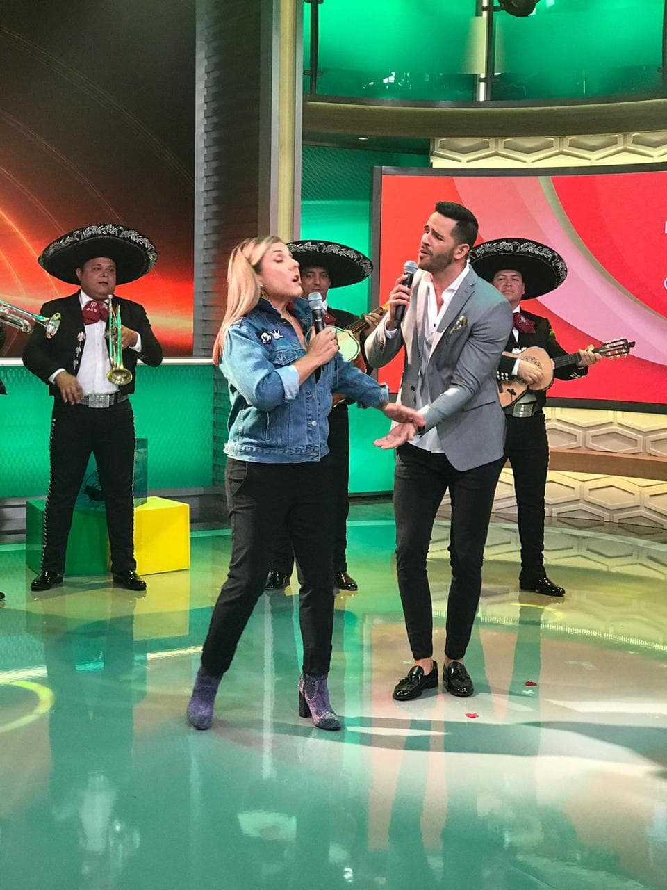 El dueto que sacó más de una sonrisa estuvo compuesto por Yisus y Lorena García, quienes interpretaron ‘La Bikina’. La gran actuación del dúo de Delicioso se llevó los aplausos del público en el estudio y del jurado. “Pimpinela se quedó atrás’, señaló María Antonita Collins.