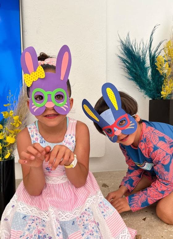 "Es momento de que tú platiques con tus hijos y te comentan y te dicen las cosas, por eso ahora que lo estoy haciendo extrañan a mamá porque se la pasa trabaje y trabaje, cuando la ven no se le despegan", agregó el actor a los medios, reportó 'Sale el sol'.
<br>