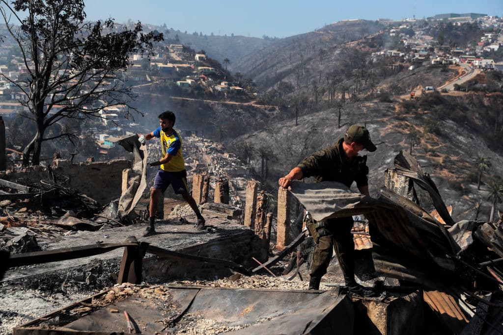 Las llamas y las voraces lenguas de fuego de la noche dejaban paso en la mañana con la luz a un paisaje desolador, un mar de hierros, ramas secas, tejados retorcidos y chatarra enrevesada en muchas poblaciones y sectores altos de la ciudad, de origen humilde, que se vieron completamente destruidos. Los pobladores comenzaban las tareas de remoción de escombros.