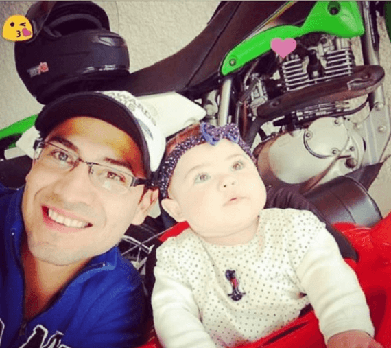 Tiene una pequeña hija, de quien suele compartir imágenes en sus redes sociales.