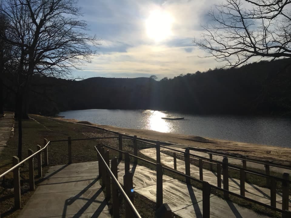 Varios sitios para acampar, un lago para nadar y el acceso para remar en el río Dan completan la gama de oportunidades recreativas.