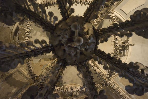 Rint echó a volar su imaginación y construyó todo tipo de objetos con el material que tenía a la mano.