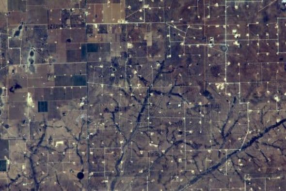 En esta foto Alexander Gerst muestra yacimientos de petróleo cerca de Midland, Texas.