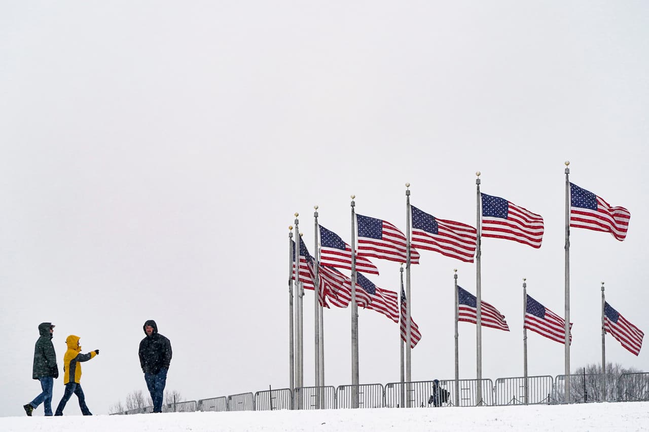 Muchos residentes de la capital del país han llegado hasta el Monumento a Washington para apreciar la primera tormenta de nieve del 2021, considerada además la más fiuerte de los últimos dos años, donde se esperan acumulaciones de hasta 5 pulgadas en algunos sectores.
