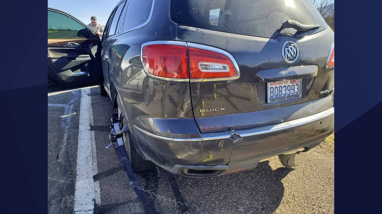 “Se observó que el vehículo sospechoso, un Buick gris plateado con matrícula de Washington, 
<b>conducía de manera errática a velocidades de más de 100 millas por hora en la autopista 92</b> y, posteriormente, en la autopista 90”, explicó la Oficina del Sheriff del Condado de Cochise mediante una publicación en Facebook.