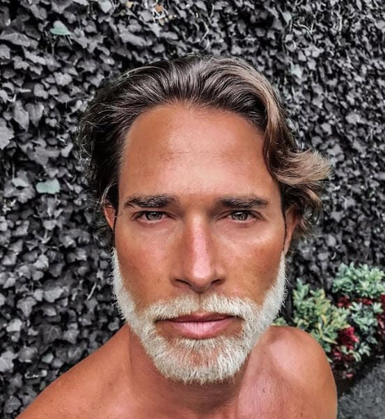 Sebastián Rulli sorprendió a sus fans con este nuevo look, pero nos dimos cuenta que con la barba de ese color se parece a nuestro querido Raúl de Molina.