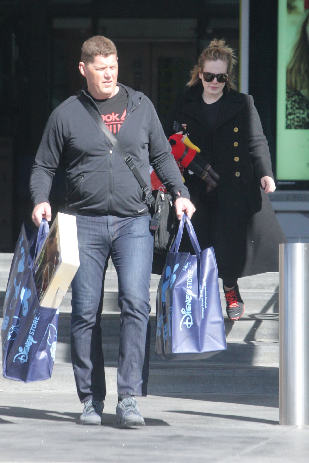 ¡Mira con cuántas bolsas salió del centro comercial!