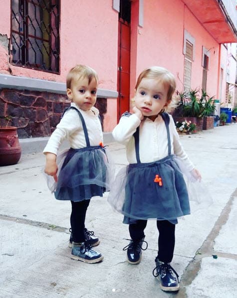 A veces también se las lleva a los foros de grabación. En esta fotografía se puede ver a Azzul y Olivia en una locación de la telenovela 'Sin tu mirada'.