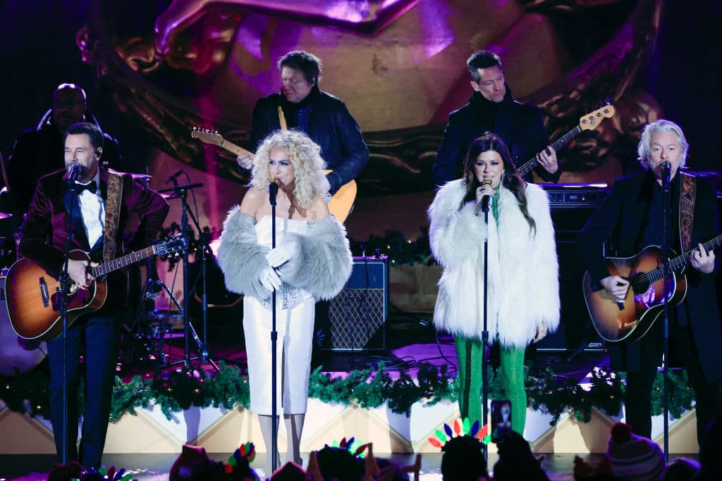 La banda estadounidense Little Big Town actúa durante la ceremonia de iluminación del árbol del Rockefeller Center 2024 en Nueva York, el 4 de diciembre de 2024.