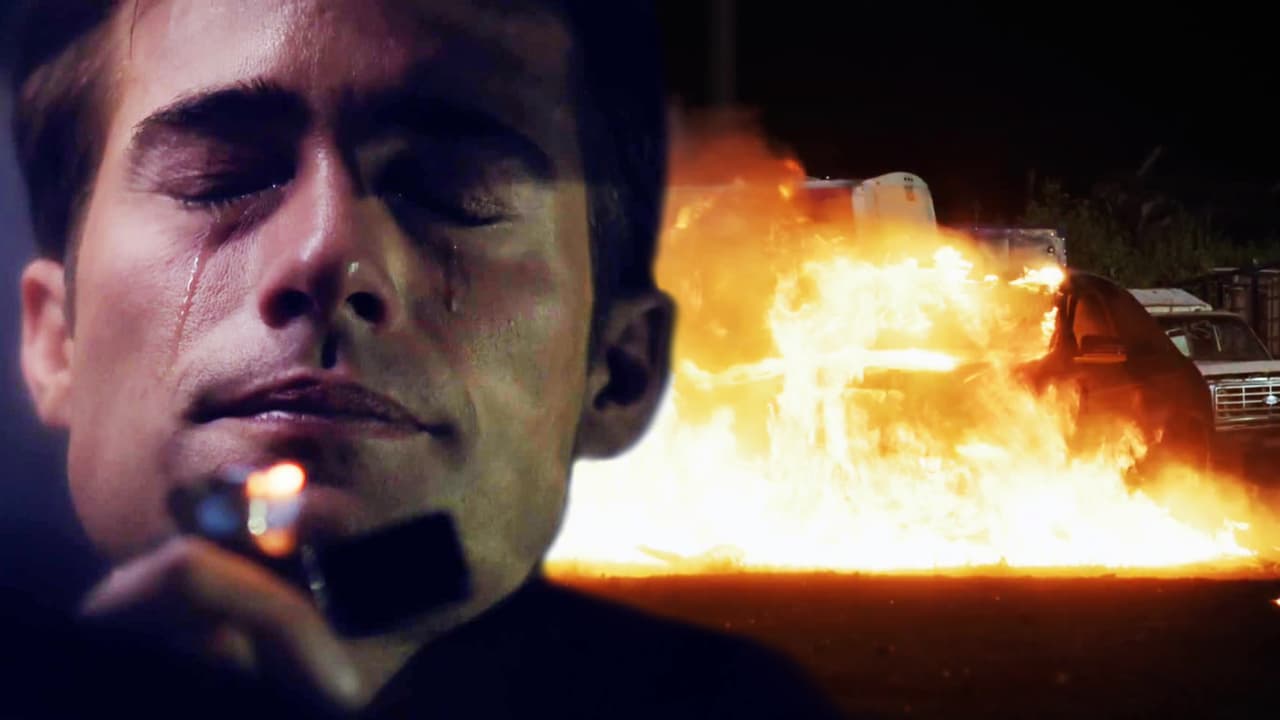 En medio de un deshuesadero de autos, roció el suyo con gasolina y le prendió fuego para suicidarse.