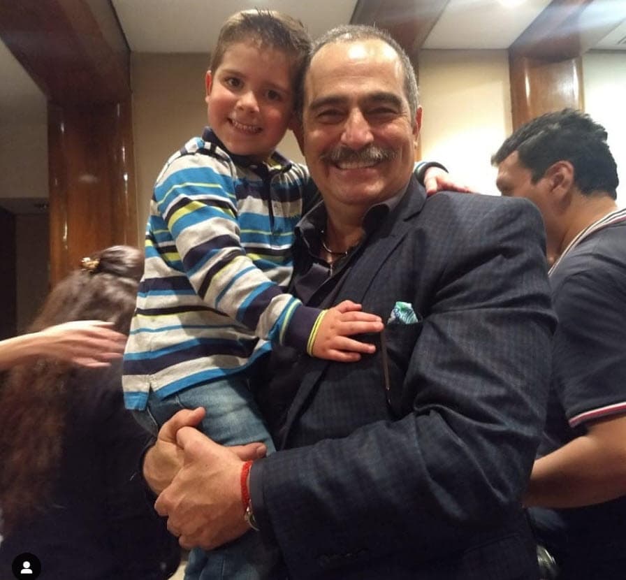 "
<b>Me da nervios (verme)</b> y luego hasta aviento los pelos y hasta mi papá se desespera", platicó. 
<br>