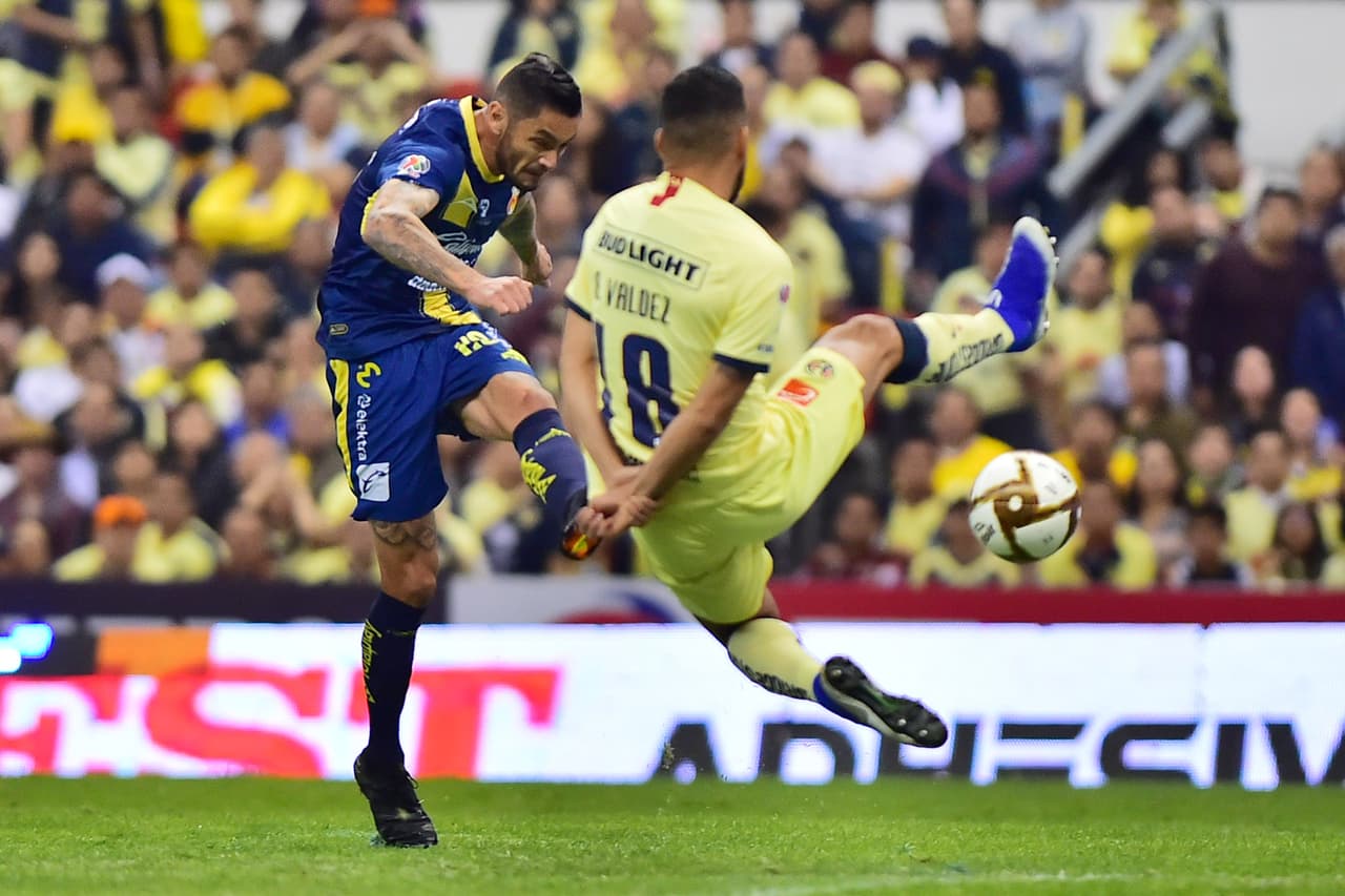 Disparo potente del 'Chino' Millar que tapa bien Memo Ochoa.