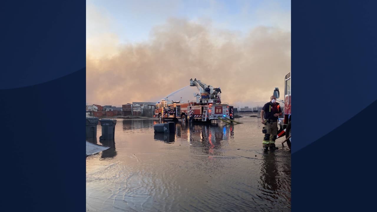 “En un momento dado, el incendio había saltado desde la avenida 35 causando que varios autos se incendiaran. Un total de 150 personas residenciales/comerciales estuvieron sin energía durante aproximadamente 10 horas”, se lee en un comunicado de prense por los bomberos de Phoenix. 
<br>