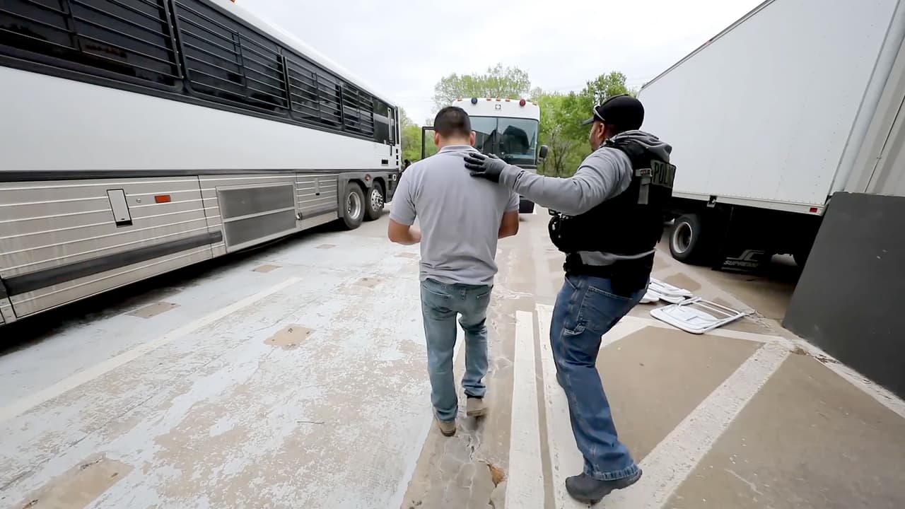Esto es lo que enfrentan los detenidos tras la redada en Allen, Texas