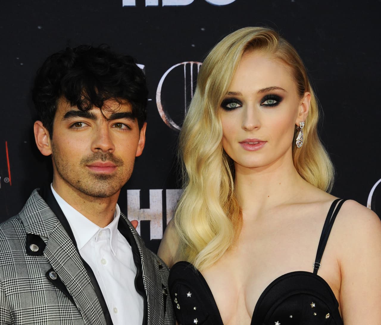 La actriz confesó que fue la 
<b>tensión del momento</b> lo que los orilló por unos instantes a terminar la relación a tan sólo horas de lo que fue luego la gran decisión de sus vidas.