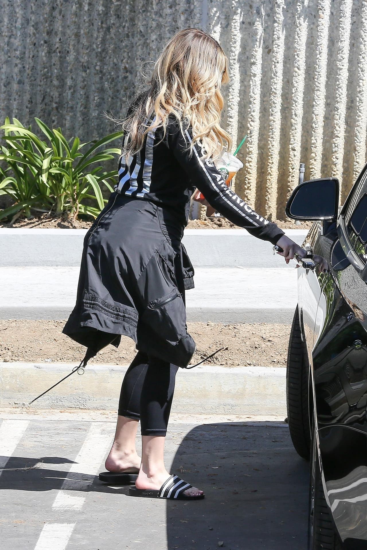 Luego de un año intenso con la llegada de
<b> <a href="https://www.univision.com/entretenimiento/esta-es-la-razon-por-las-que-las-kardashian-presentan-a-sus-hijos-con-filtros-de-snapchat-fotos">tres bebés</a>,</b> las 
<b><a href="https://www.univision.com/entretenimiento/kanye-west-defiende-a-tristan-thompson-y-delata-a-kim-kardashian-en-su-nuevo-disco-fotos#bd2fbbe30000">controversias de </a><a href="https://www.univision.com/entretenimiento/con-desnudos-y-una-actriz-porno-parecida-a-kim-kardashian-kanye-west-vende-sus-tenis">Kanye West</a></b> y la
<b> <a href="https://www.univision.com/entretenimiento/khloe-kardashian-a-nada-de-ser-mama-y-difunden-videos-del-papa-de-su-hija-besandose-con-otras-mujeres">ristra de infidelidades</a></b> de 
<b>Tristan Thompson</b>, las hijas de 
<b><a href="https://www.univision.com/entretenimiento/kris-jenner-se-pasea-con-chloe-la-ex-de-marc-anthony-en-un-yate-de-130-millones-de-dolares-fotos">Kris Jenner</a></b> regresan este verano a la televisión con la décimoquinta temporada de '
<b>Keeping Up With the Kardashian</b>'.