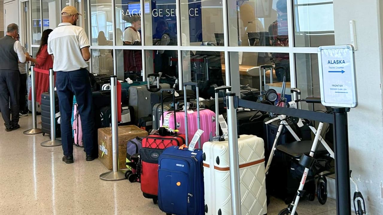 José Galaviz, uno de los pasajeros afectados, relató su odisea. 
<b>El domingo, su vuelo en Chicago fue cancelado justo antes de despegar.</b> "Llegamos a Chicago, nos lo cancelaron en Chicago, 
<b>nos mandaron a Arkansas, de Arkansas para acá</b>", comentó. Finalmente, llegó a Dallas Fort Worth tres días después.