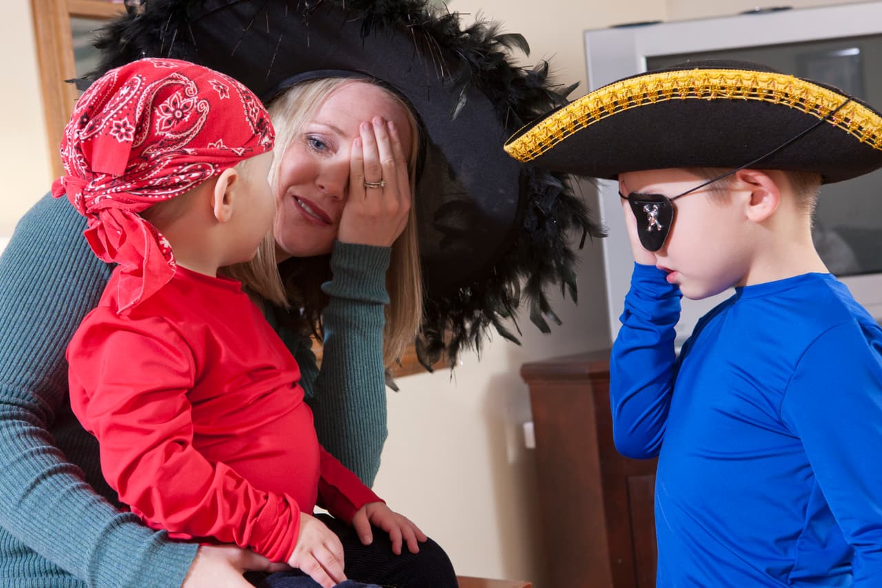 <b>Mantenlos ocupados.</b> Existe una gran cantidad de recursos para mantener a los niños con alguna actividad, ya sea en línea o no. Esta es la forma más fácil de evitar la ansiedad, el aburrimiento y las quejas.