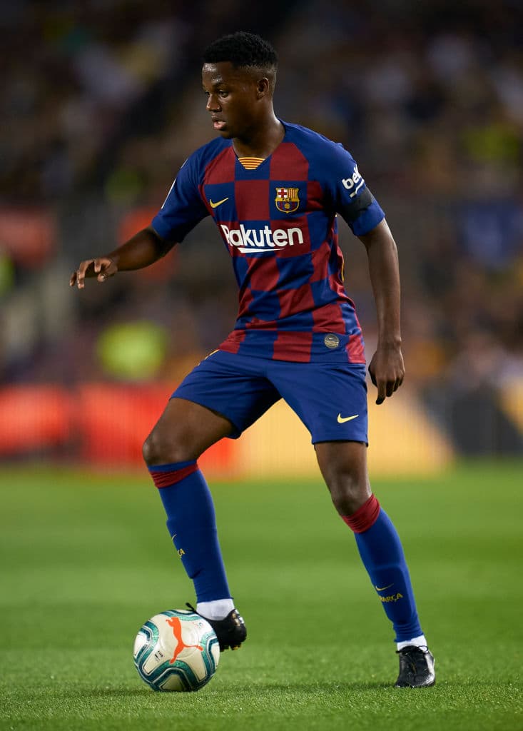 Es el segundo futbolista más joven en ser titular con Barcelona solo por detrás de Vicenç Martínez.